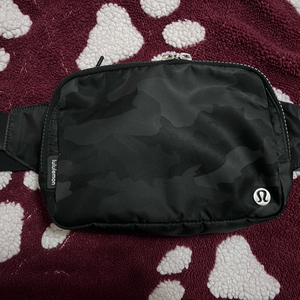 Lululemon Camo belt bag  (Heritage 365 Camo Deep Coal Multi)  2L size